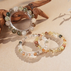 Gros plan d'un bracelet en cristal naturel avec quartz fantôme vert sur support