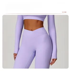 Détail de la taille croisée sur le legging de yoga violet à taille haute pour femme