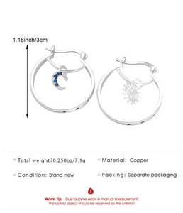 Details asymmetrischer Kupfer-Creolen mit Mond- und Sonnenanhängern, Größe 3cm