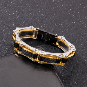 Détail d'un bracelet industriel multicolore en acier inoxydable doré, argenté et noir