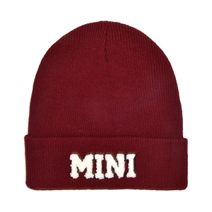 Dettaglio del berretto in maglia bordeaux con ricamo bianco delle lettere MINI