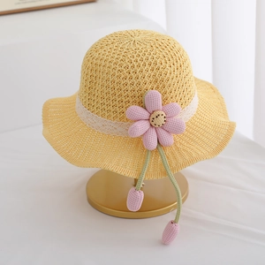 Detailansicht Kinder Strohhut in Gelb mit weißer Spitze und rosa Blumendekoration