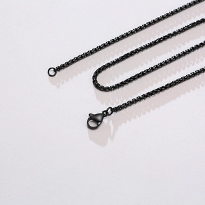 Détail d'un collier chaîne box en acier titane noir avec fermoir mousqueton sécurisé