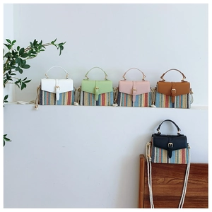 Série de sacs bandoulière tissés colorés avec rabats en cuir et boucles métalliques dorées