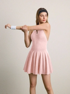 Robe de tennis rose avec dos nu et ourlet plissé, idéale pour le golf et les activités sportives