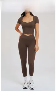 Detail des kaffeebraunen Yoga-Sets mit V-Kreuz-Leggings und Crop-Top mit U-Ausschnitt
