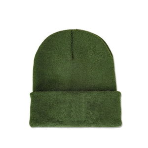Gros plan du bonnet en maille vert foncé montrant la texture fine et le bord replié