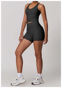 Dettaglio degli shorts da yoga neri a vita alta e top sportivo in tessuto elasticizzato