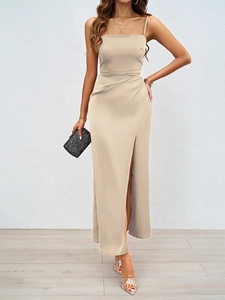 Détail de la robe en satin champagne montrant le col carré et la fente latérale haute
