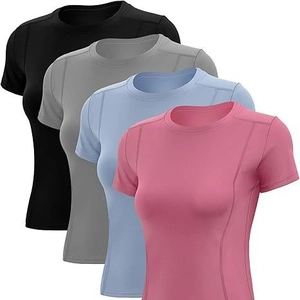 Detaillierter Stapel schmal geschnittener Yoga-T-Shirts in Schwarz, Grau, Blau und Rosa