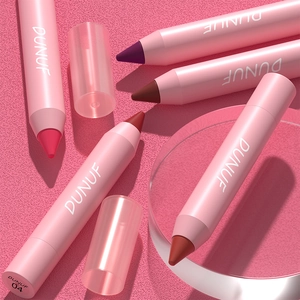 Nahaufnahme von matten Lippenstiftstiften in fünf Farben mit rosa Gehäuse und Kappe
