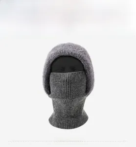 Vorderansicht einer grauen Strick-Sturmhaube mit Pelzbesatz auf einem Mannequin