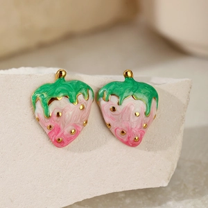 Boucles d'oreilles fraise en émail rose avec feuilles vertes et acier plaqué or
