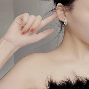 Minimalist S925 sterling silver geometric oval bean stud earrings worn by a model