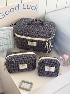 Set di tre borse cosmetiche trapuntate blu scuro con motivo a cuori e quadretti