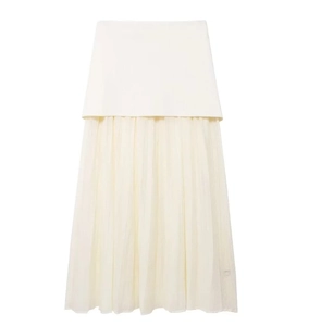 Détail d'une jupe midi blanche à deux couches en mesh plissé et patchwork de mousseline