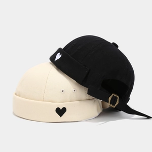 Retro Miki Hat mit Herz-Stickerei und Metallschnalle in Schwarz und Beige erhältlich