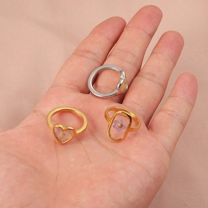 Set van drie vintage 18K gouden ringen met echte droogbloemen en hartvormige details