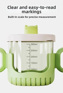 Dettaglio della tazza per neonati con scala da 300ml e doppi manici ergonomici