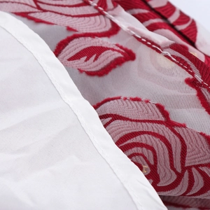 Elegantes V-Ausschnitt-Kleid mit roten Blumenstickereien auf Mesh-Stoff und Puffärmeln