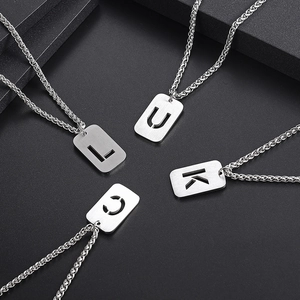 Ensemble de colliers LUCK en acier inoxydable avec pendentifs rectangulaires sur fond noir
