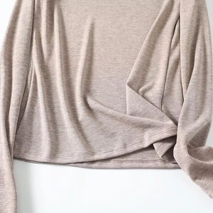 Nahaufnahme des feinen Strickoberteils in Haferfarbe zeigt Saumnaht und Textur