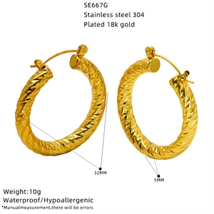 Créoles en acier inoxydable plaqué or 18K de 32mm avec texture taillée au diamant