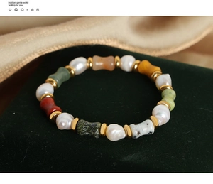 Gros plan de perles baroques et pierres naturelles sur un bracelet perlé rétro chic