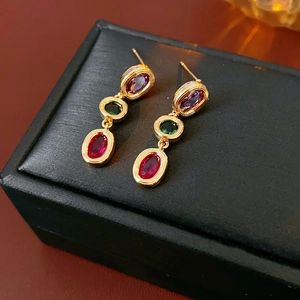 Vintage Gold-Ohrhänger mit violetten, grünen und roten Zirkonia-Edelsteinen im Detail