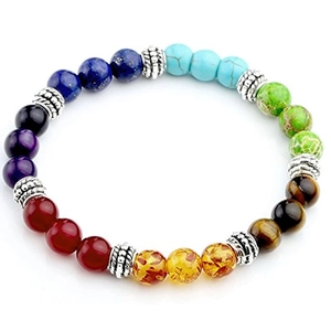 Buntes 7 Chakra Naturstein Yoga Armband mit silbernen Zwischenperlen auf weißem Hintergrund