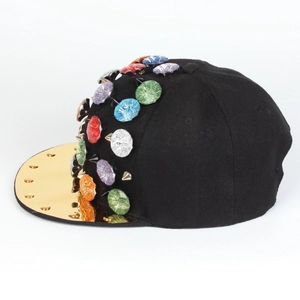 Hip-Hop-Punk-Baseballkappe mit goldenem Schirm, bunten Edelsteinen und Metallspikes