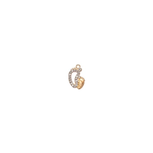Dettaglio dei ciondoli a forma di piedini dorati con un piedino decorato da strass