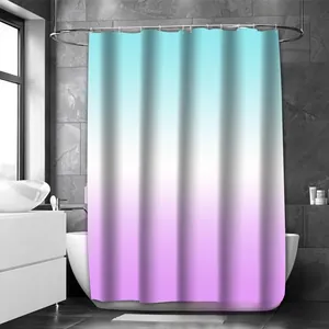 Detail eines wasserdichten Polyester-Duschvorhangs mit blau-weiß-violettem Farbverlauf