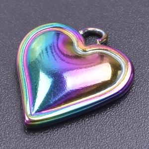 Makroaufnahme eines herzförmigen Edelstahl-Anhängers mit lebendigem Regenbogen-Finish