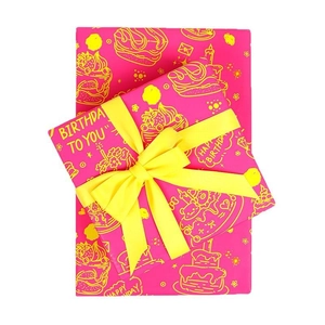 Papier cadeau rose fluorescent avec motifs Happy Birthday et ruban de satin jaune