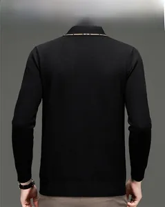 Rückansicht eines schwarzen Strick-Polo-Pullovers mit Slim-Fit und gestreiftem Kragen