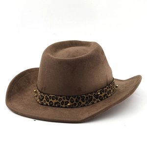 Détail de la bande léopard et des rivets dorés sur le chapeau de cowboy en daim marron