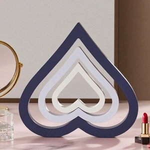 Ensemble d'ornements de cœur emboîtables bleu, gris et blanc sur une coiffeuse moderne