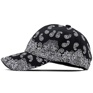 Vue latérale d'une casquette noire avec imprimé paisley blanc et visière courbée