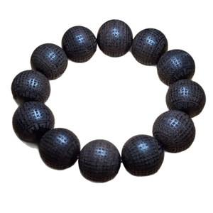 Bracelet bouddhiste en bois d'agar avec écritures gravées sur treize perles sacrées