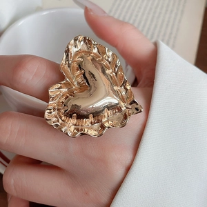 Nahaufnahme des goldenen zweischichtigen Herzrings mit Faltenoptik und poliertem Finish