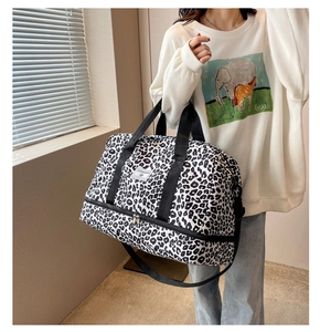 Détail du sac de voyage léopard avec compartiment inférieur séparé et bandoulière