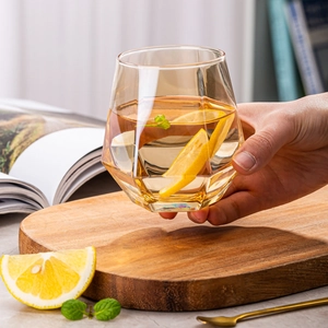 Amber hexagonal glass with lemon and mint leaves for a refreshing drink detail