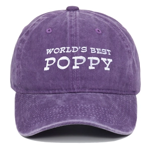 Detaillierte Bestickung von WORLD'S BEST POPPY auf lila gewaschener Baumwollkappe