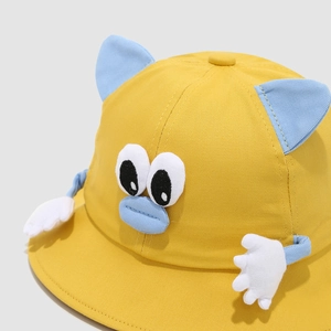 Gele cartoon zonnehoed voor peuters met 3D-armen en schattige blauwe oortjes
