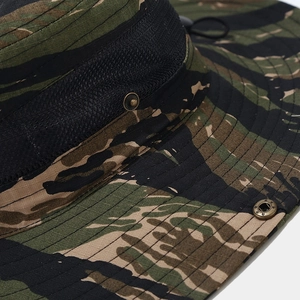 Gros plan du chapeau de randonnée camouflage avec filet aéré et bouton-pression en métal