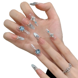 Französische Mandel-Kunstnägel mit eisblauen Kristallen und Silber-Glitzerverlauf