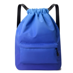 Dettaglio dello zaino blu con coulisse, spallacci neri e tasca anteriore con zip