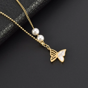 Elegante collana con ciondolo a farfalla dorata con inserto in madreperla e perle