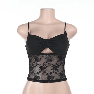 Detailansicht der schwarzen Spitze und des Cut-Out-Designs an diesem engen Top